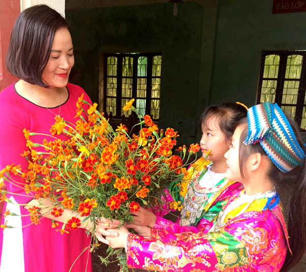 Học sinh Trường PTDTBT THCS Sủng Trà tặng hoa thầy, cô giáo ngày 20.11.