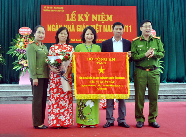 Thừa ủy quyền của Bộ trưởng Bộ Công an, lãnh đạo Công an tỉnh trao Cờ thi đua đơn vị xuất sắc cho tập thể Trường THPT Chuyên tỉnh vì có thành tích trong phong trào toàn dân bảo vệ an ninh Tổ quốc.