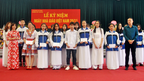 Lãnh đạo Trường THPT Chuyên tỉnh trao quà cho các em học sinh có thành tích xuất sắc trong phong trào thi đua chào mừng Ngày Nhà giáo Việt Nam 20.11