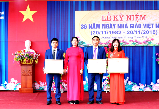Thừa ủy quyền của Bộ trưởng Bộ GD&ĐT, lãnh đạo Phòng GD&ĐT thành phố Hà Giang trao Bằng khen của Bộ GD&ĐT cho các tập thể và cá nhân trường THCS Lê Quý Đôn 