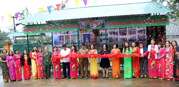 Các đại biểu cắt băng đưa vào sử dụng công trình Thư viện thân thiện.