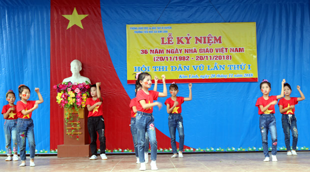Tiết mục nhảy dân vũ sôi động của các em học sinh.