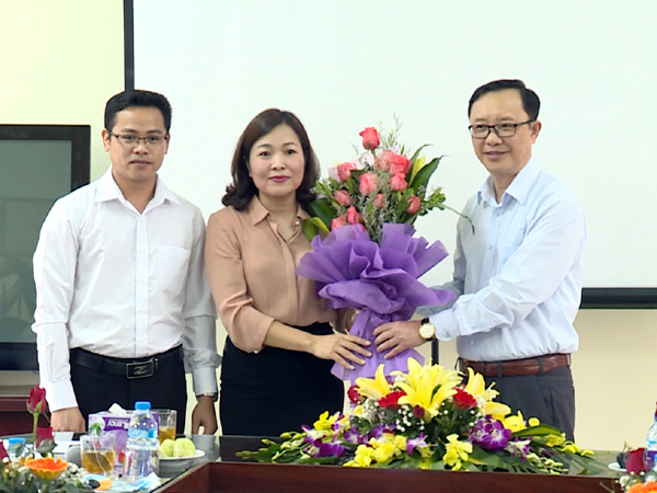 Đồng chí Thào Hồng Sơn, Phó Bí thư Thường trực Tỉnh ủy, Chủ tịch HĐND tỉnh Hà Giang tặng hoa chúc mừng Trung tâm dạy nghề Hội nông dân tỉnh Hải Dương.