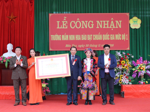 Đồng chí Trần Đức Quý, Phó Chủ tịch UBND tỉnh trao Bằng công nhận đạt chuẩn cho trường Mầm non Hoa Đào.