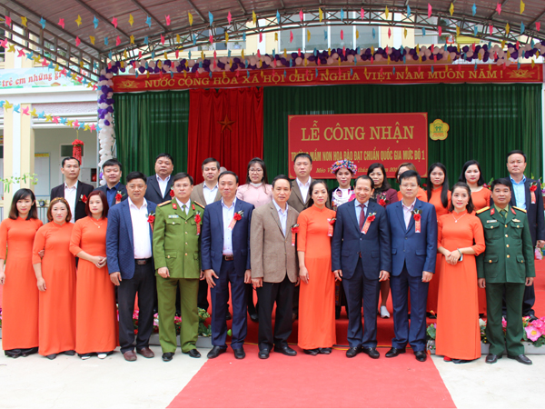 Các đại biểu chụp ảnh lưu niệm cùng cán bộ, giáo viên trường Mầm non Hoa Đào