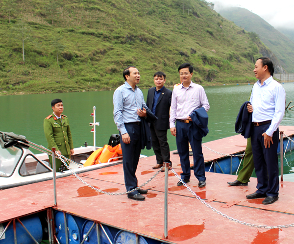 Đồng chí Trần Đức Quý kiểm tra công tác chuẩn bị cho Giải đua thuyền Nho Quế - Pì Lèng Pass Travel