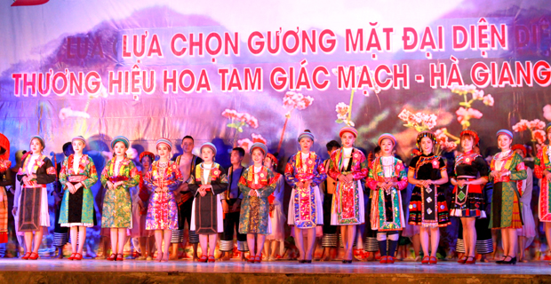 Phần thi biểu diễn trang phục dân tộc Mông.