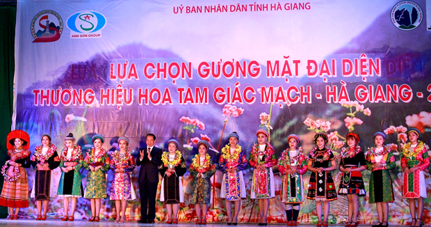 Đồng chí Trần Đức Quý, Phó Chủ tịch UBND tỉnh tặng hoa chúc mừng các thí sinh.