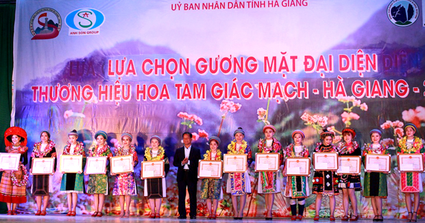 Đồng chí Nguyễn Hồng Hải,Giám đốc Sở Văn hóa TT&DL tặng Giấy khen cho các thí sinh.