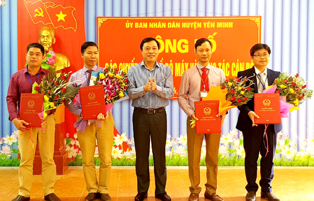 Lãnh đạo huyện Yên Minh trao Quyết định sáp nhập trường và bổ nhiệm lãnh đạo nhà trường.
