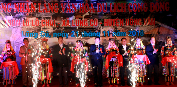  Các đại biểu cắt băng khánh thành làng Văn hóa - Du lịch cộng đồng thôn Lô Lô Chải.