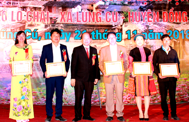 Lãnh đạo huyện Đồng Văn tặng Giấy khen cho các cá nhân, tập thể.
