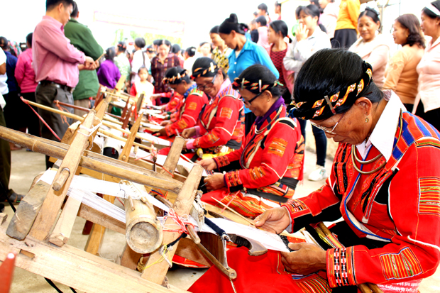 Các nghệ nhân dệt thổ cẩm làm khăn cuốn đầu trong trang phục người phụ nữ Pà Thẻn.