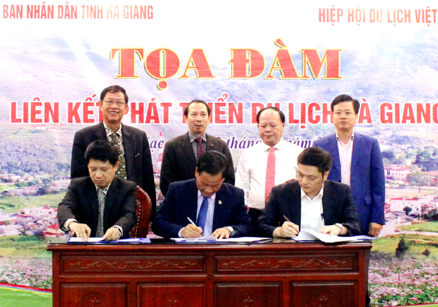 Lãnh đạo Sở Văn hóa TT&DL tỉnh đã ký kết biên bản thỏa thuận “Liên kết phát triển du lịch tỉnh Hà Giang” với Hiệp hội du lịch Việt Nam và Trường Đại học kinh tế và Quản trị kinh doanh Thái Nguyên.