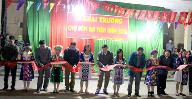 -	Các đại biểu cắt băng khai trương Chợ đêm Ba Tiên, xã Thái An (Quản Bạ). 