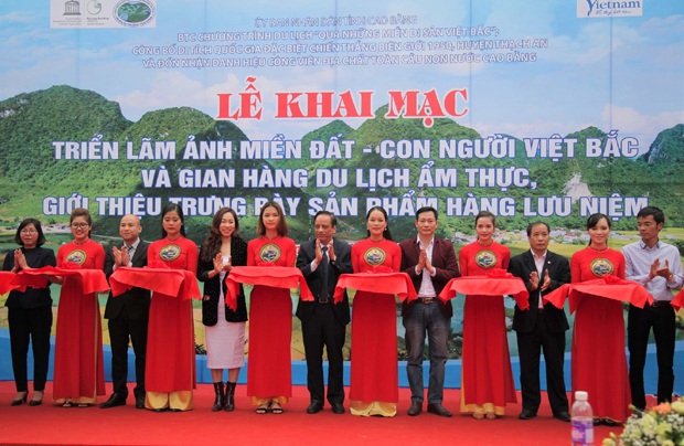 Các đại biểu cắt băng khai mạc Triển lãm ảnh Miền đất - Con người Việt Bắc và Gian hàng du lịch ẩm thực, giới thiệu trưng bày sản phẩm.