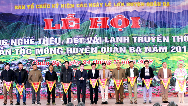 Lãnh đạo huyện trao Cờ lưu niệm cho các xã, thị trấn tham dự lễ hội.