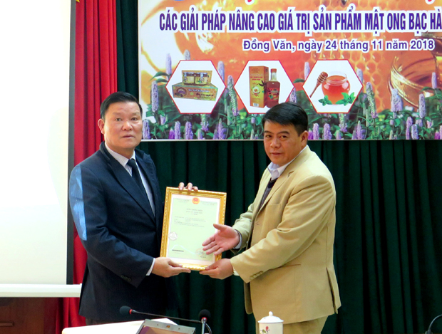 Lãnh đạo Trung tâm nghiên cứu, đào tạo và hỗ trợ tư vấn (Cục Sở hữu trí tuệ Việt Nam) trao Giấy Chứng nhân đăng ký nhãn hiệu tổng thể đối với các sản phẩm từ hoa Tam giác mạch cho huyện Đồng Văn.