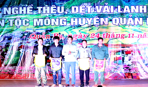 Ban tổ chức các ngày lễ lớn của huyện trao giải cho môn Đẩy gậy nam.