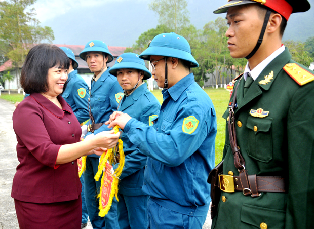 Chủ tịch UBND TP Hà Giang Nguyễn Thị Phương Lan trao Cờ lưu niệm cho các đơn vị tham gia Hội thao.