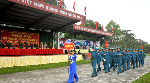 Các đơn vị tham gia Hội thao tiến hành duyệt đội ngũ.