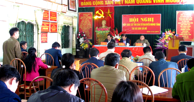 Toàn cảnh buổi tiếp xúc cử tri của Đại biểu HĐND tỉnh tại Sán Sả Hồ.