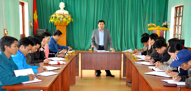 Phó Bí thư Tỉnh ủy Nguyễn Mạnh Dũng phát biểu với các đồng chí lãnh đạo xã Giáp Trung.