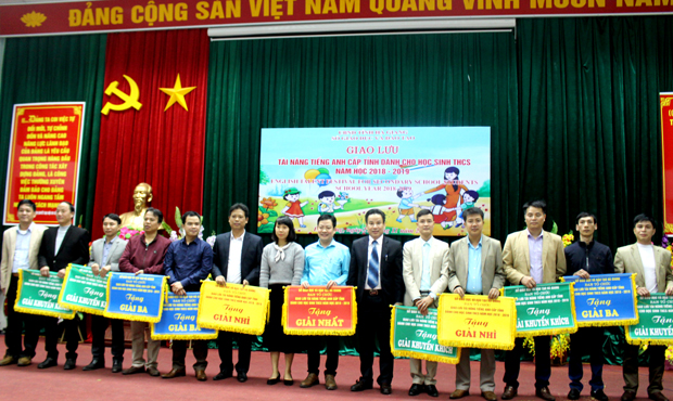 Ban Tổ chức trao giải cho các Phòng GD&ĐT các huyện, thành phố.