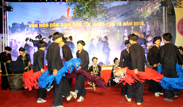 Các nghệ nhân trình biểu diễn tiết mục múa ngựa giấy dân tộc Nùng.