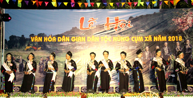 Các thí sinh trình diễn trang phục dân tộc Nùng.