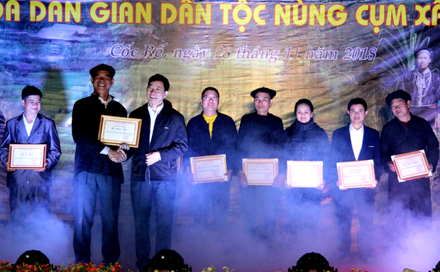 Lãnh đạo huyện Xín Mần trao giải Nhất toàn đoàn cho các đội thi tại Lễ hội.