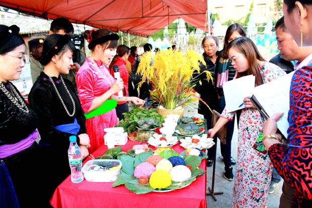 Hội thi làm bánh truyền thống tại Lễ hội Hoa Tam giác mạch, thể hiện nét văn hóa ẩm thực đặc sắc của đồng bào vùng cao.