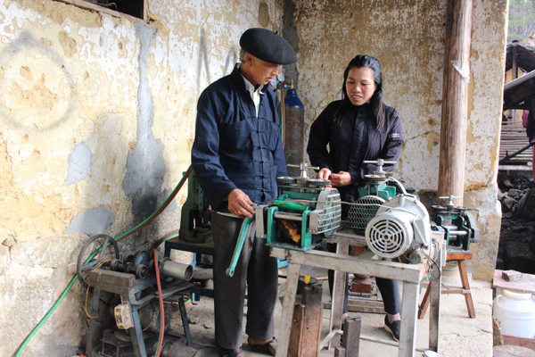 Trước kia chủ yếu làm thủ công, hiện nay nghề chạm, khắc bạc đã được máy hỗ trợ ở một số công đoạn chế tác sản phẩm.