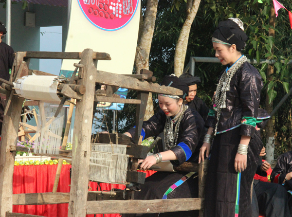 Phụ nữ dân tộc Nùng rất khéo trong thêu, dệt vải.