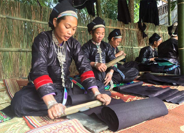 Chà bóng vải đen một nét đẹp văn hóa riêng trong đời sống của người dân tộc Nùng.