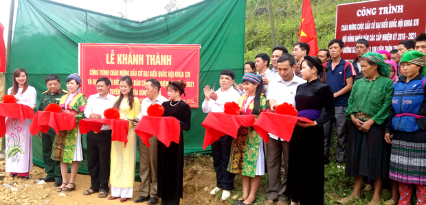 Các đại biểu cắt băng khánh thành tuyến đường liên thôn từ thôn Tìa Súng đi thôn Pó Sả.