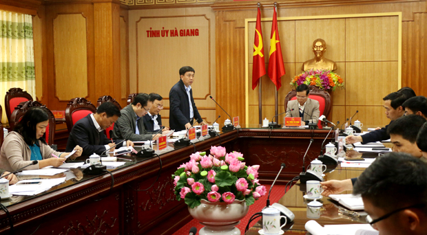 Phó Bí thư Tỉnh ủy Nguyễn Mạnh Dũng, Trưởng BCĐ Tái cơ cấu kinh tế tỉnh đề xuất một số nội dung tới Bí thư Tỉnh ủy.