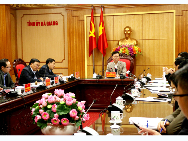 Bí thư Tỉnh ủy Triệu Tài Vinh gợi mở một số nội dung để các thành viên BCĐ và Nhóm thực hiện Tái cơ cấu kinh tế tỉnh thảo luận, tư duy chiến lược.