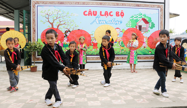 Học sinh Trường Tiểu học Quyết Tiến (Quản Bạ) múa khèn Mông.