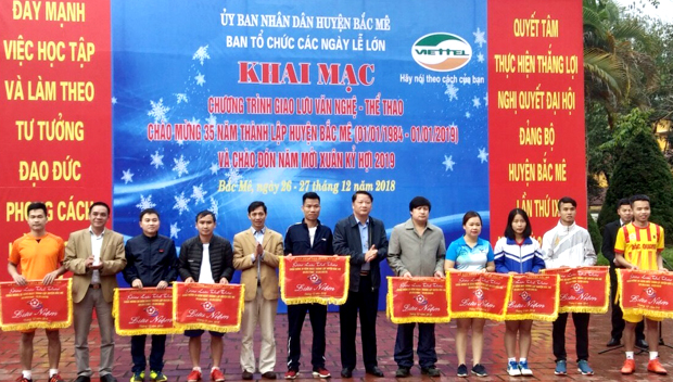Lãnh đạo huyện Bắc Mê trao Cờ lưu niệm cho các đội tham gia chương trình giao hữu thể thao nhân ngày thành lập huyện. 