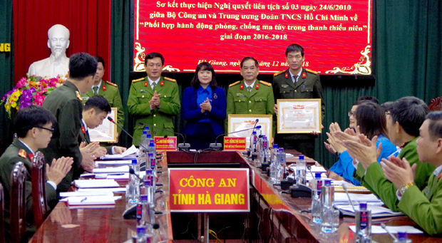 Lãnh đạo Công an tỉnh và Tỉnh đoàn trao Giấy khen cho các tập thể, cá nhân có thành tích xuất sắc.