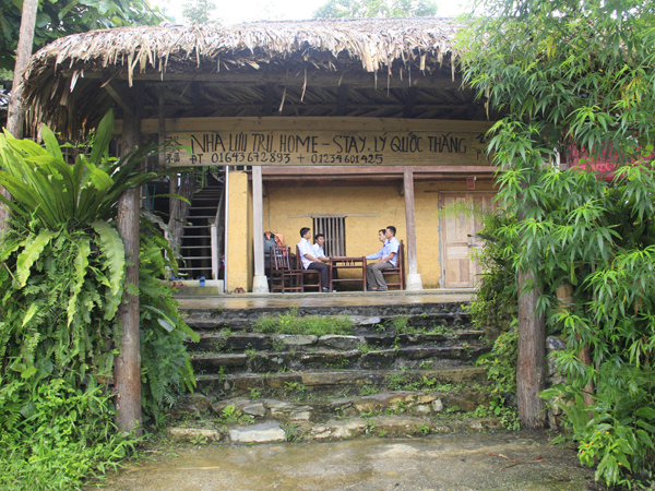 Dịch vụ Homestay tại thôn Nặm Đăm (Quản Bạ) thu hút đông đảo du khách.