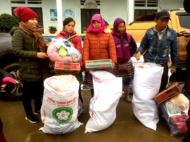 Bà con xã Nàn Ma (Xín Mần) nhận chăn, màn, lương thực từ.