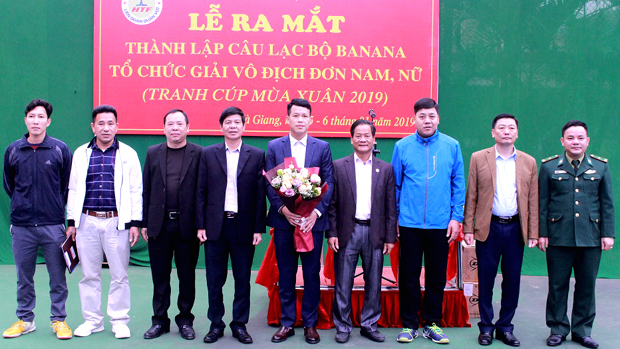 Đồng chí Nguyễn Trung Tài và các đại biểu chụp ảnh lưu niệm cùng Ban Chủ nhiệm CLB Banana.