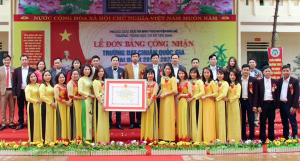 Lãnh đạo UBND huyện Bắc Mê trao Bằng công nhận và chụp ảnh lưu niệm cùng tập thể nhà trường.
