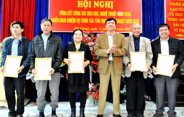Lãnh đạo Văn phòng điều phối xây dựng Nông thôn mới trao giải cho các tác giả đoạt giải  Cuộc thi Xây dựng Nông thôn mới.