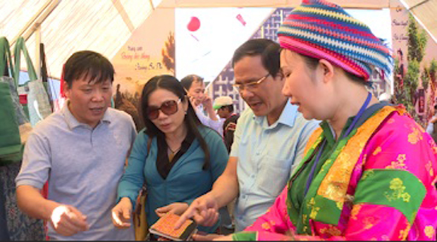 Các đại biểu thăm gian hàng thổ cẩm của tỉnh Hà Giang tại không gian văn hóa thổ cẩm Việt Nam.