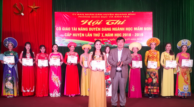 Đồng chí Lý Việt Hùng, Trưởng phòng GD&ĐT huyện trao giải Nhất cho cô Hoàng Thị Hồng, giáo viên trường Mầm non Sao Mai.