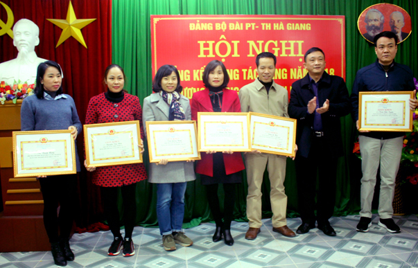 Lãnh đạo Đảng ủy Đài PT-TH tỉnh tặng Giấy khen cho các đảng viên hoàn thành xuất sắc nhiệm vụ trong năm 2018. 
