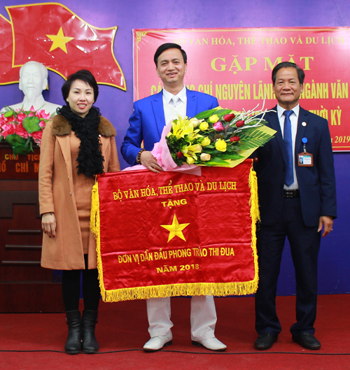 Lãnh đạo Sở trao Cờ thi đua của Bộ Văn hoá TT&DL cho đơn vị dẫn đầu phong trào thi đua.